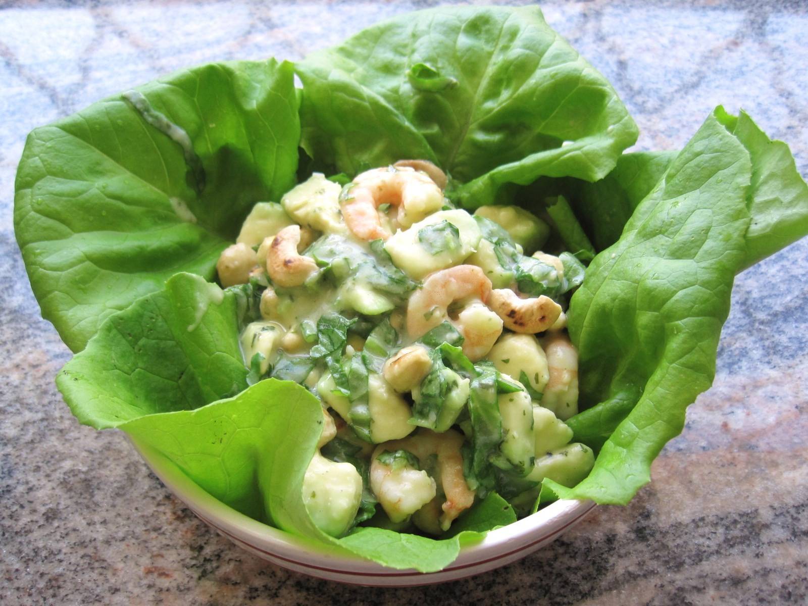 Warmer Avocadosalat mit Rucola, Shrimps und gerösteten Cashewkernen ...