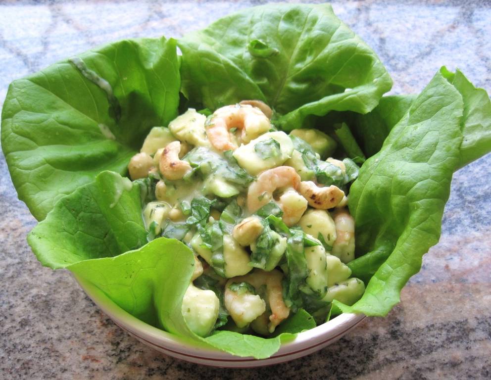 Warmer Avocadosalat mit Rucola, Shrimps und gerösteten Cashewkernen Warmer Avocadosalat mit Rucola, Shrimps und gerösteten Cashewkernen