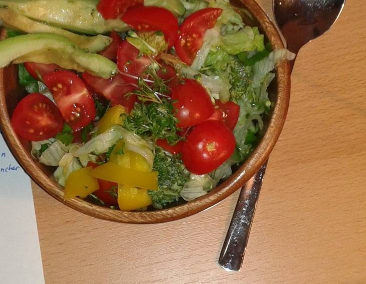 Knackiger Vitaminsalat mit Avocadostreifen Knackiger Vitaminsalat mit Avocadostreifen