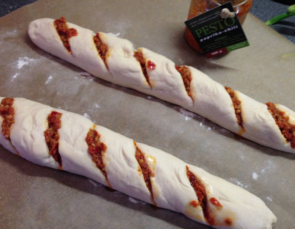 Pizzabrötchen mit Pesto Pizzabrötchen mit Pesto