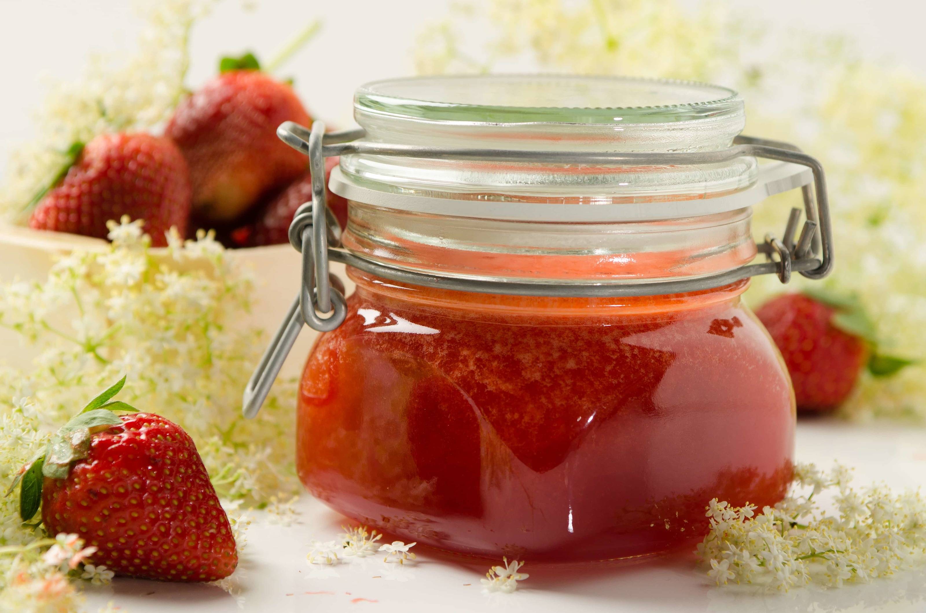 Erdbeergelee mit Holunderblüten Rezept - ichkoche.at Erdbeergelee mit Holunderblüten Rezept - ichkoche.at