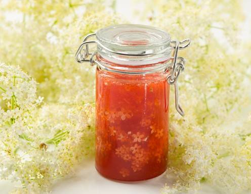 Erdbeermarmelade mit Holunderblüten