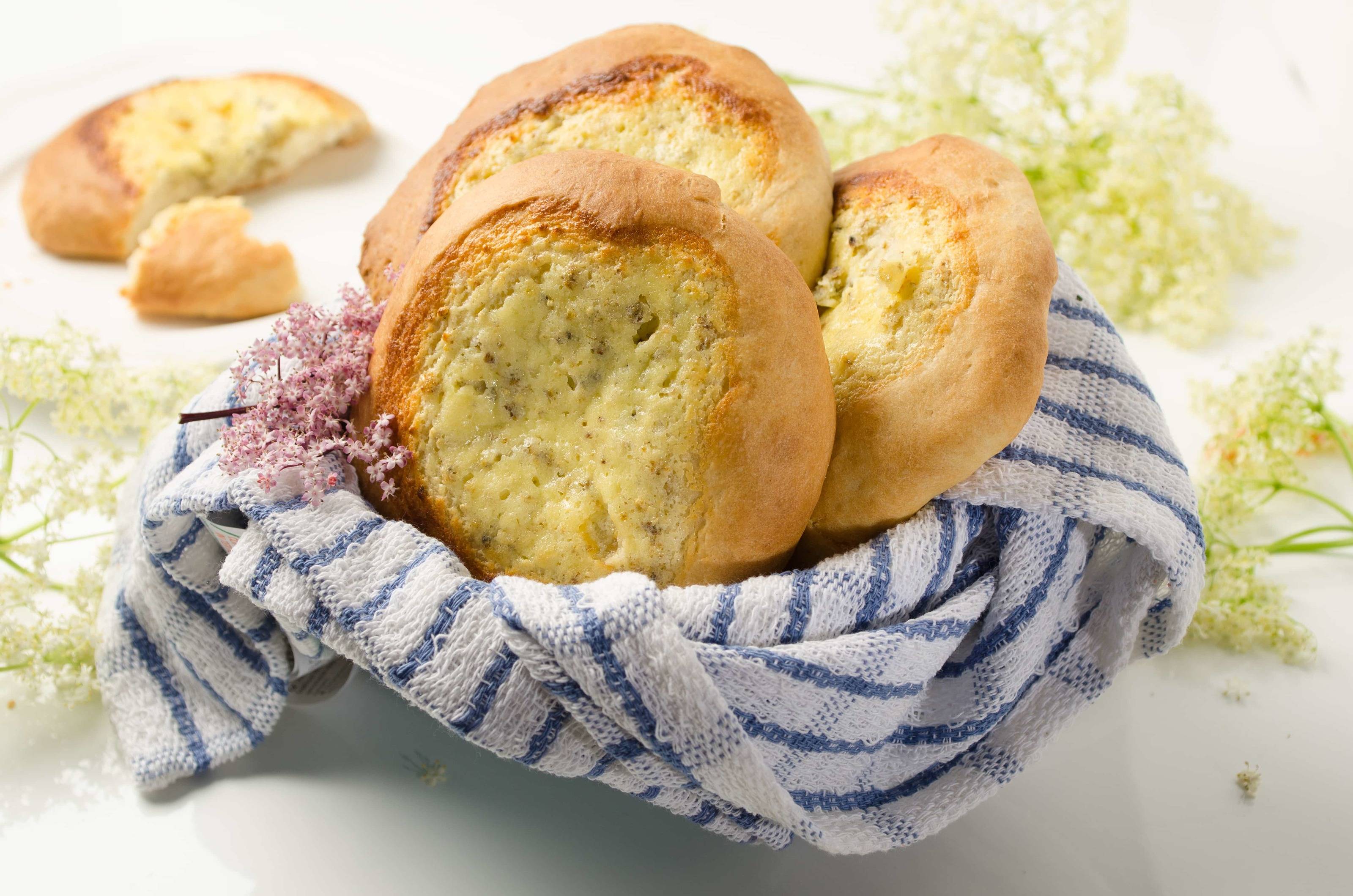 Fladenbrot mit Holunderblüten