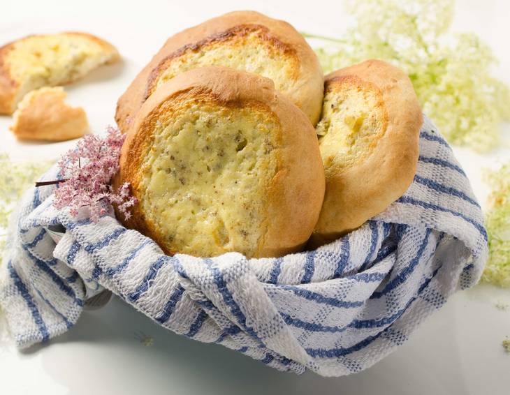 Fladenbrot mit Holunderblüten