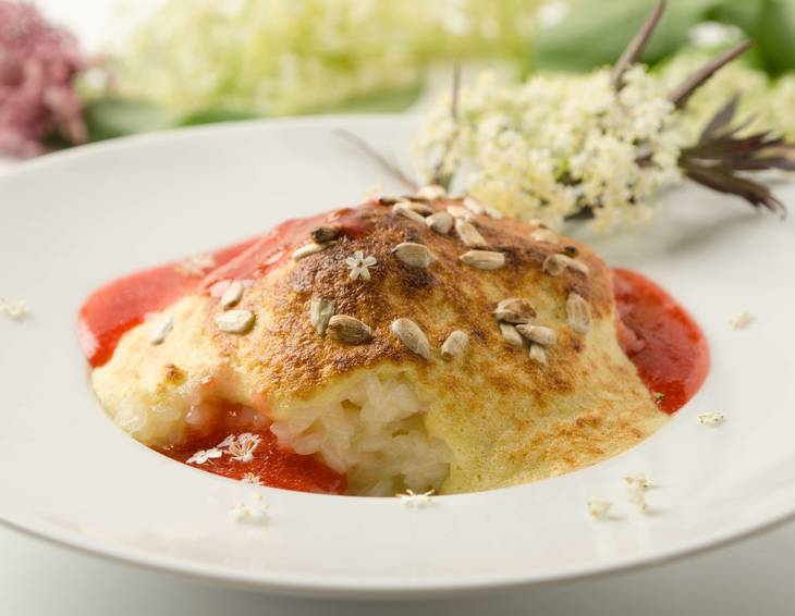 Süßes Holunderblüten-Risotto mit Rhabarber und Erdbeeren