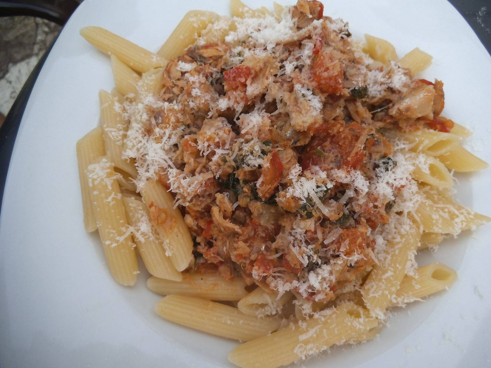 Tomaten-Thunfisch-Penne mit Parmesan