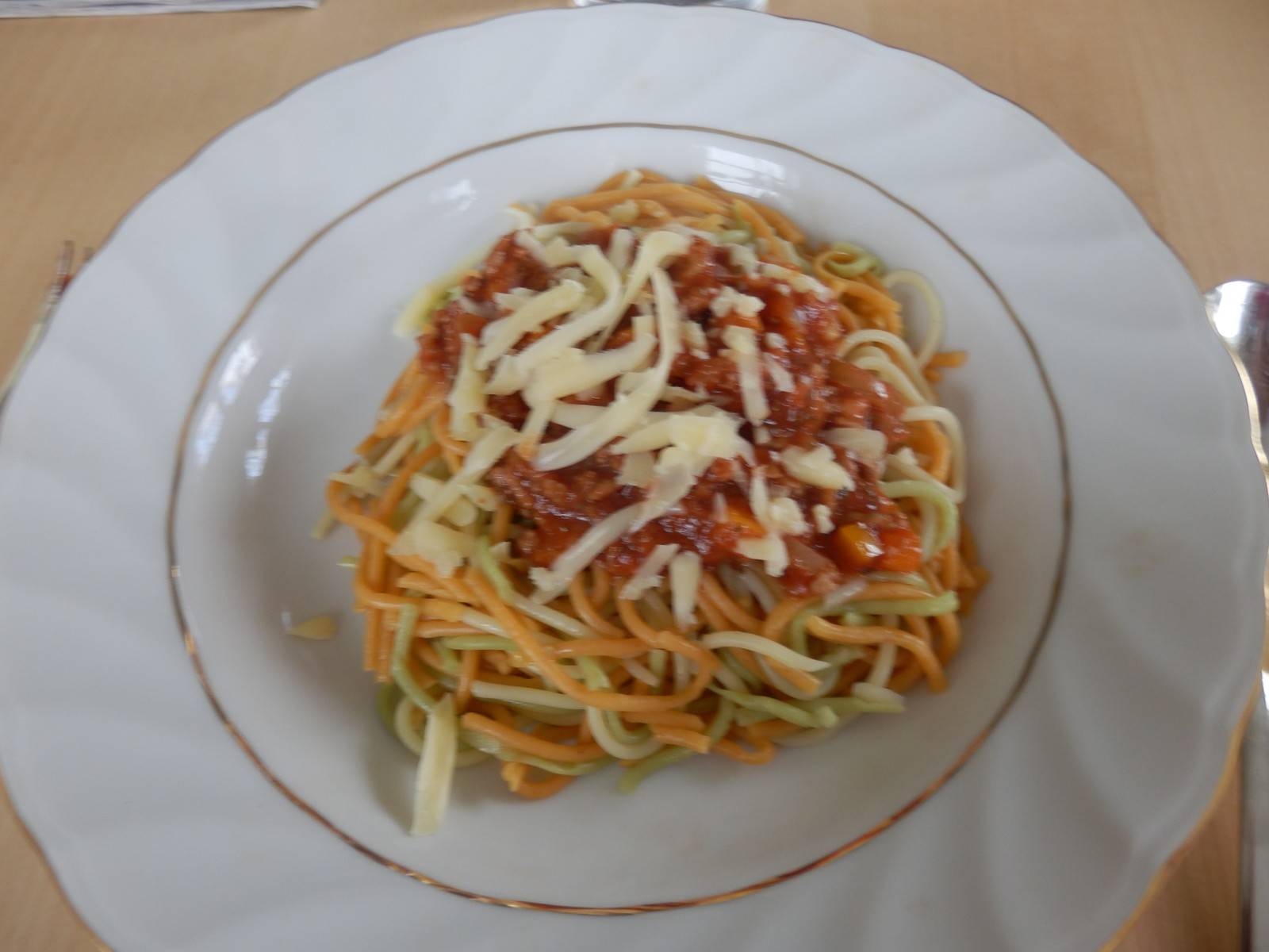 Bunte Spaghetti mit Sauce
