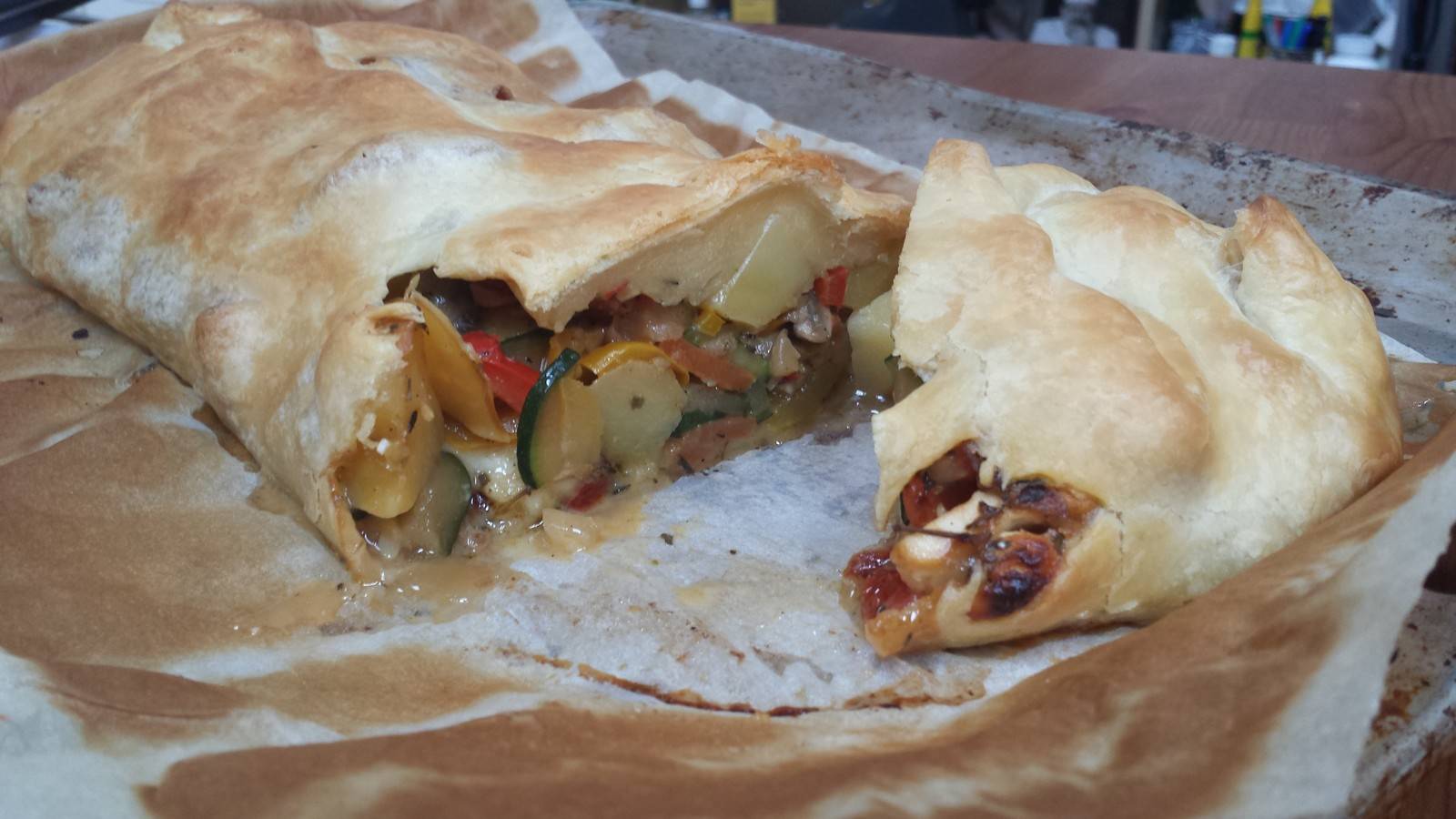 Gemüsestrudel mit Kräutersauce - mediterran Rezept - ichkoche.de
