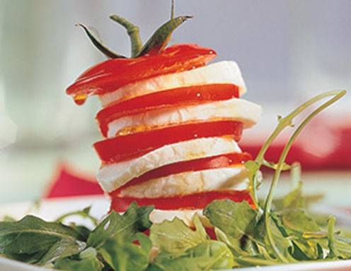 Paradeiser-Mozzarellaturm mit Basilikum und Rucola