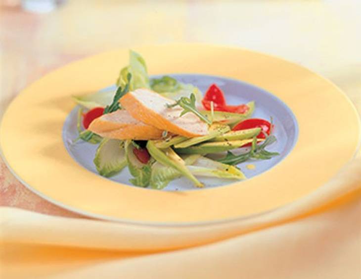 Hühnerbrust mit gebratenen Avocados und Paradeisern Hühnerbrust mit gebratenen Avocados und Paradeisern