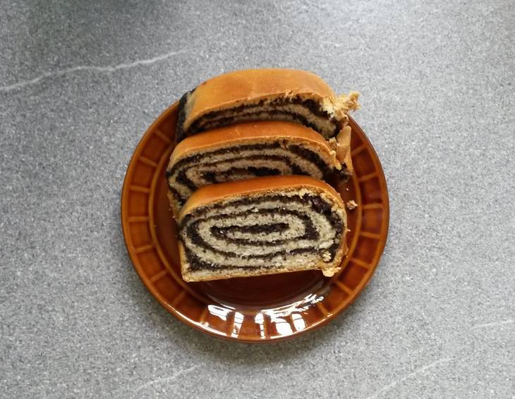 Mohnstrudel aus Germteig