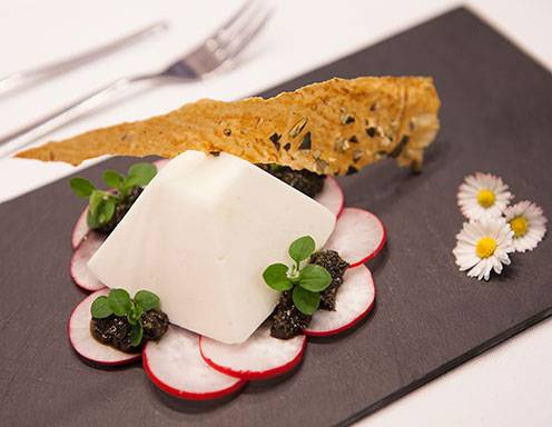 Geeistes Schafmilchjoghurt mit Wildkräuter-Kernöl-Pesto Rezept ... Geeistes Schafmilchjoghurt mit Wildkräuter-Kernöl-Pesto Rezept ...