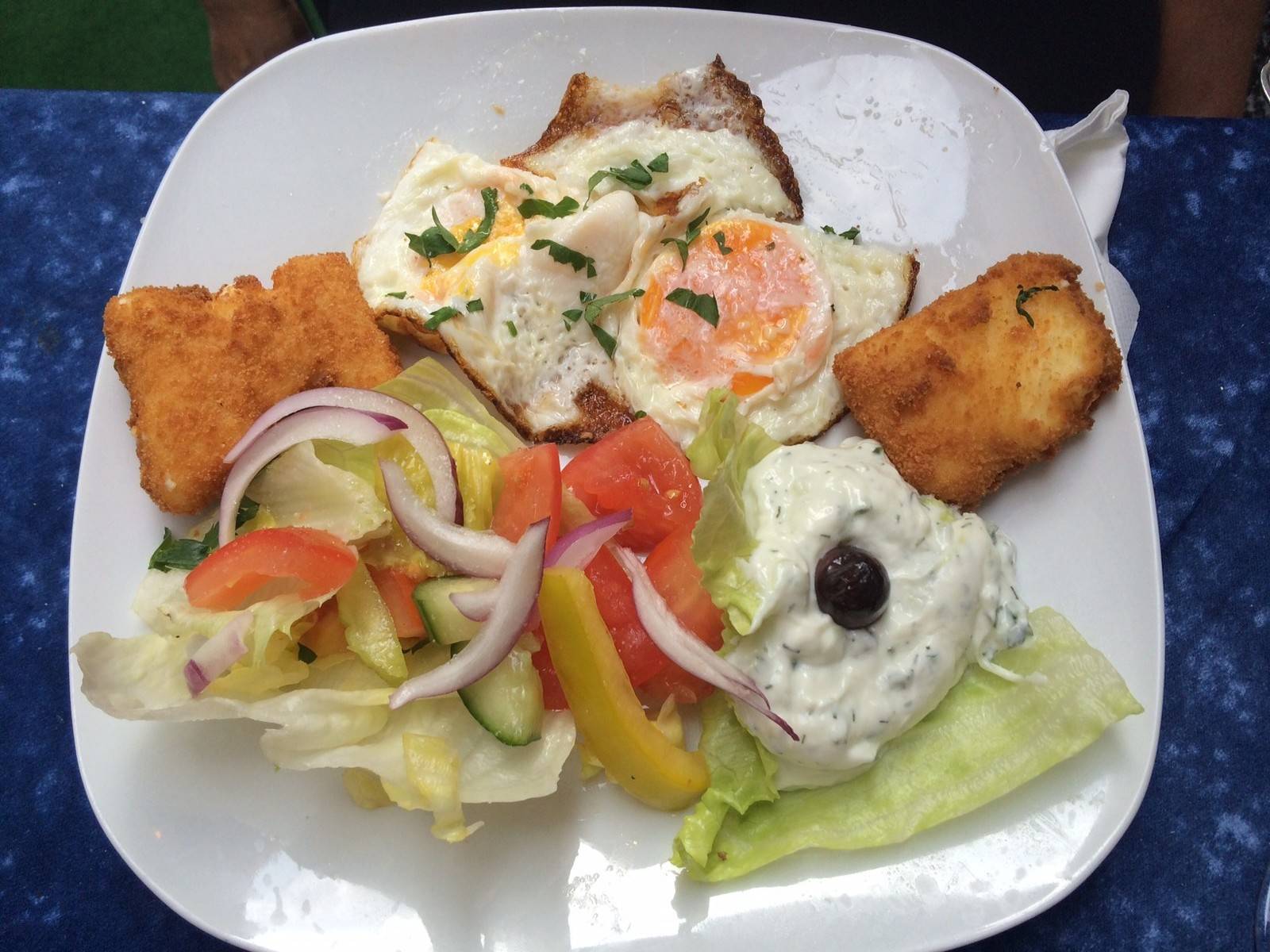 Gebackener Schafkäse mit Spiegelei und Salatgarnitur