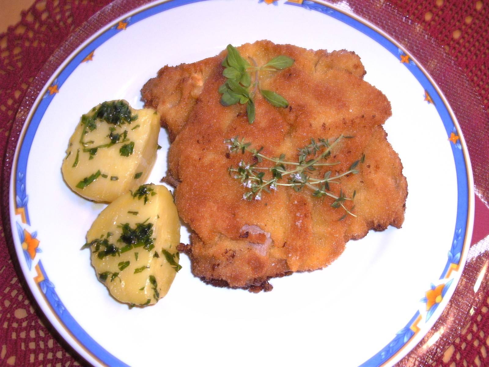 Wiener Kalbsschnitzel mit Kräutern Rezept - ichkoche.de Wiener Kalbsschnitzel mit Kräutern Rezept - ichkoche.de