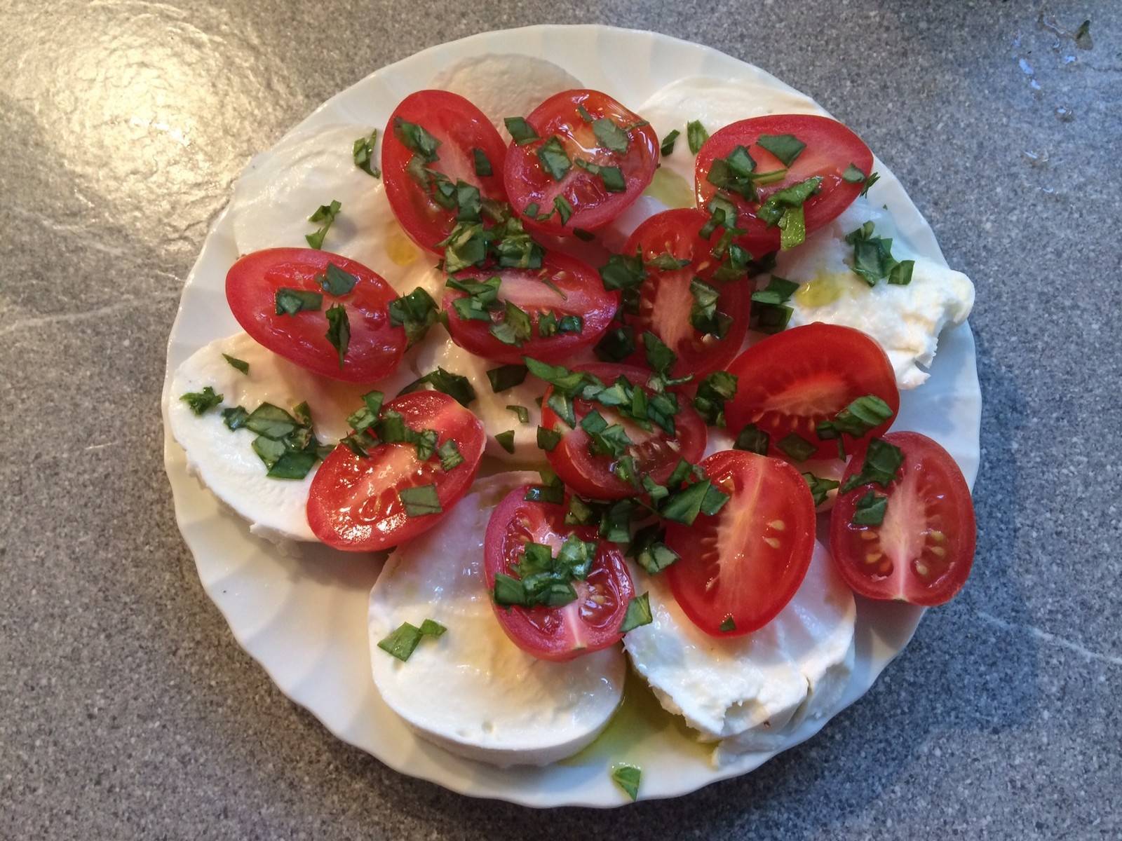 Mozzarella mit Paradeiser und Basilikum