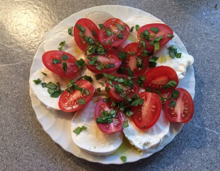 Mozzarella mit Paradeiser und Basilikum Mozzarella mit Paradeiser und Basilikum