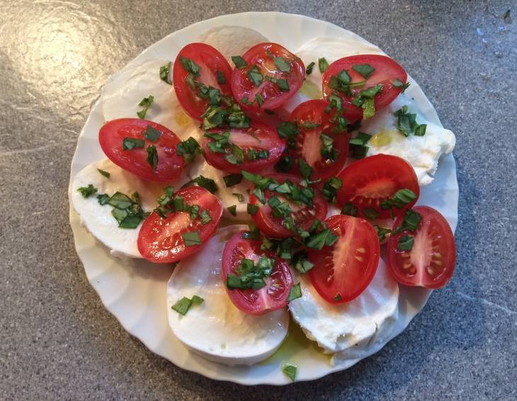 Mozzarella mit Paradeiser und Basilikum