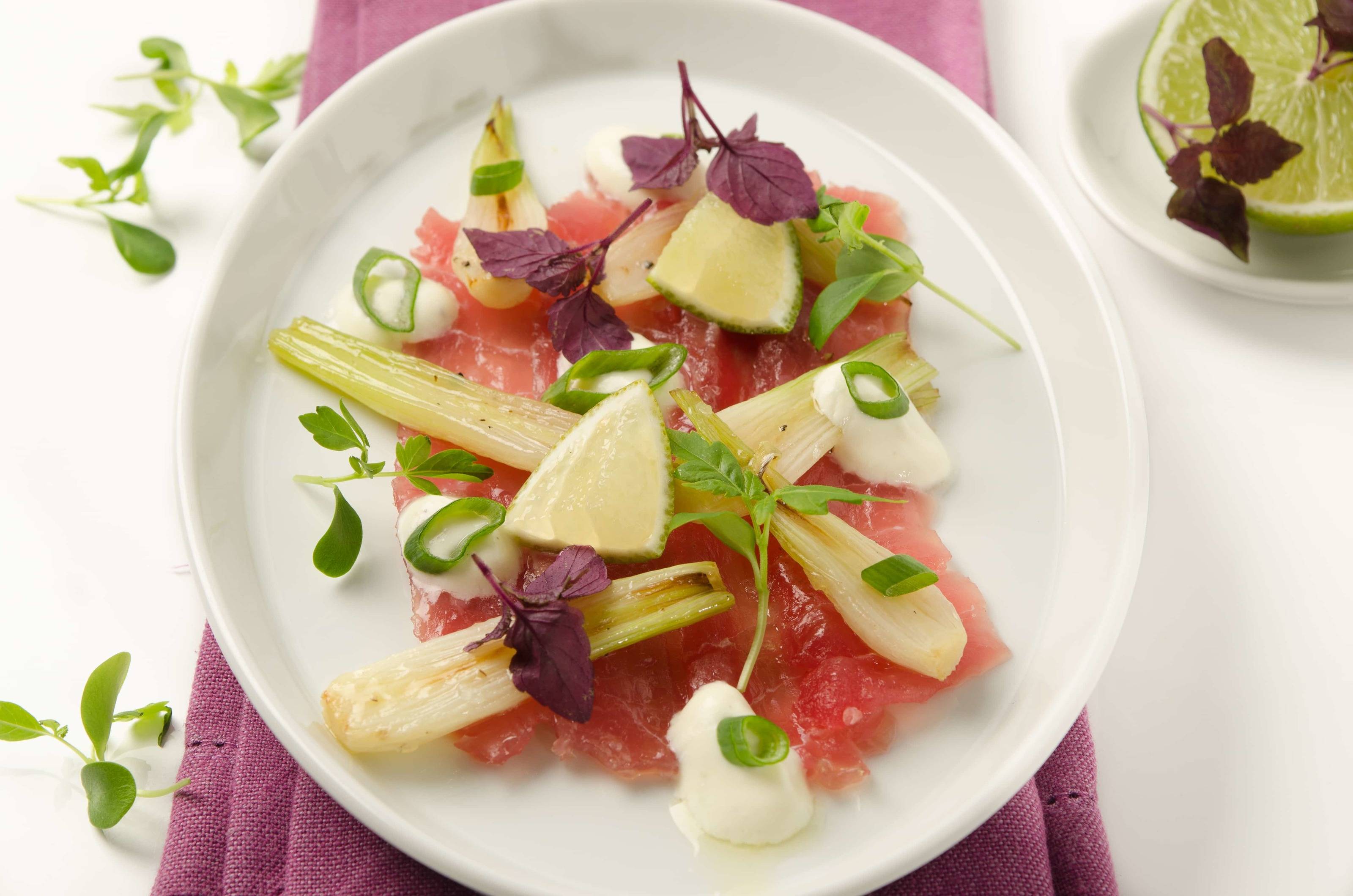Thunfisch-Carpaccio mit Caipirinha-Krem