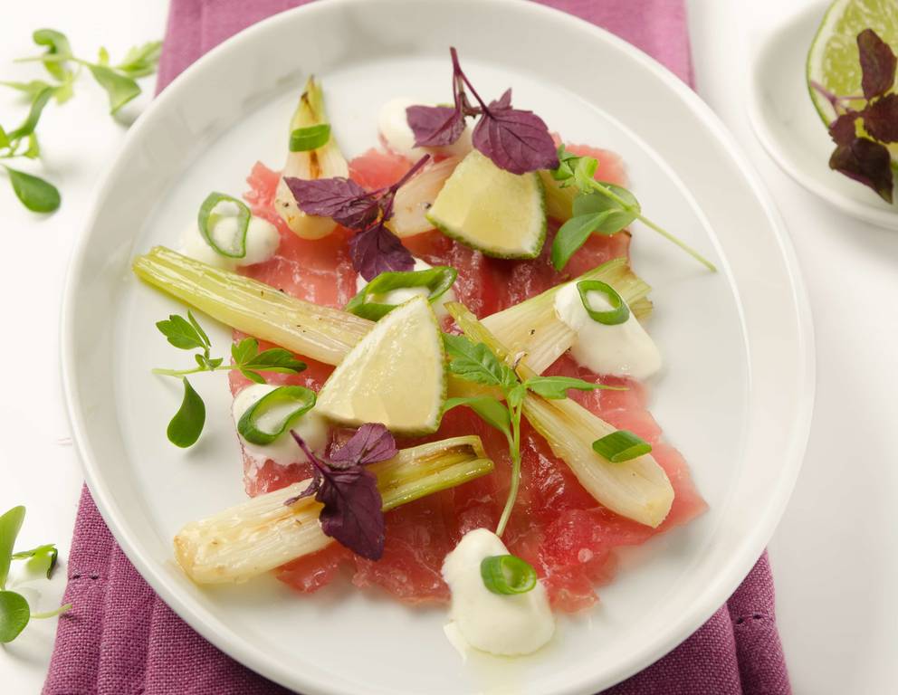 Thunfisch-Carpaccio mit Caipirinha-Creme Thunfisch-Carpaccio mit Caipirinha-Creme