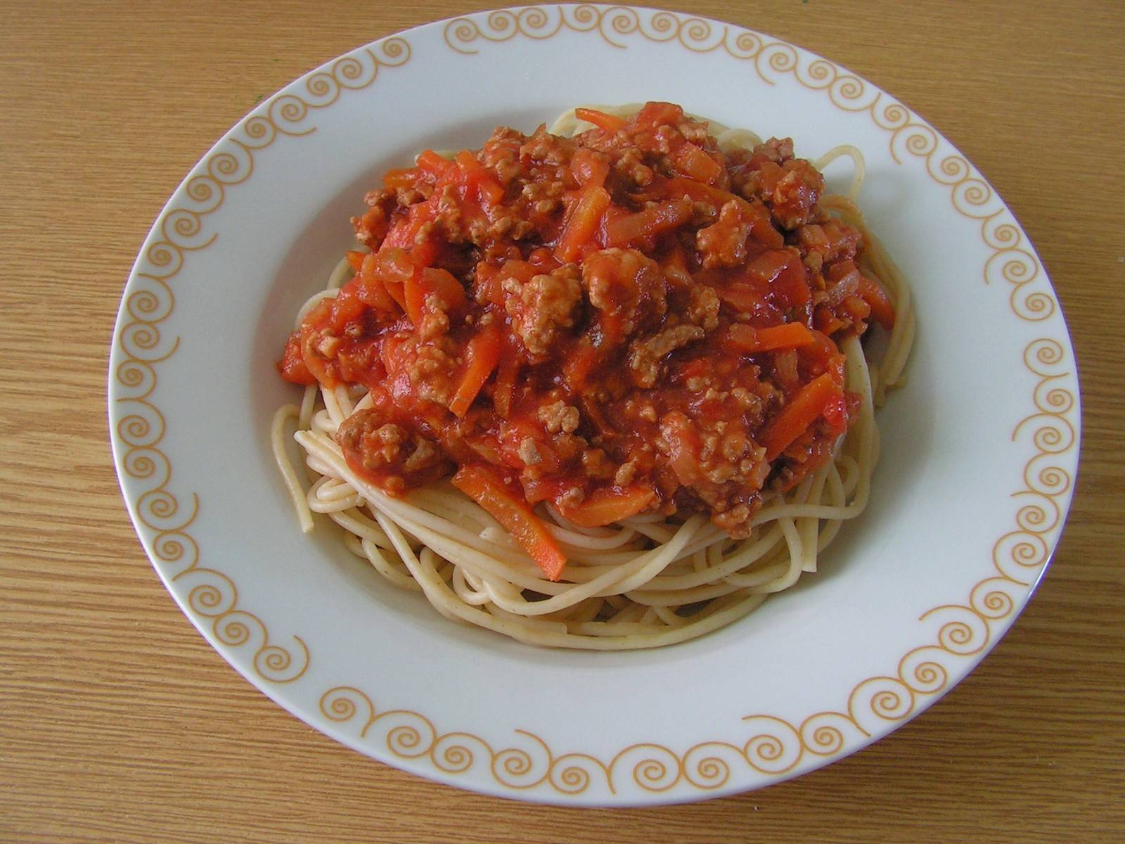 Spaghetti mit Fleisch und Karotten