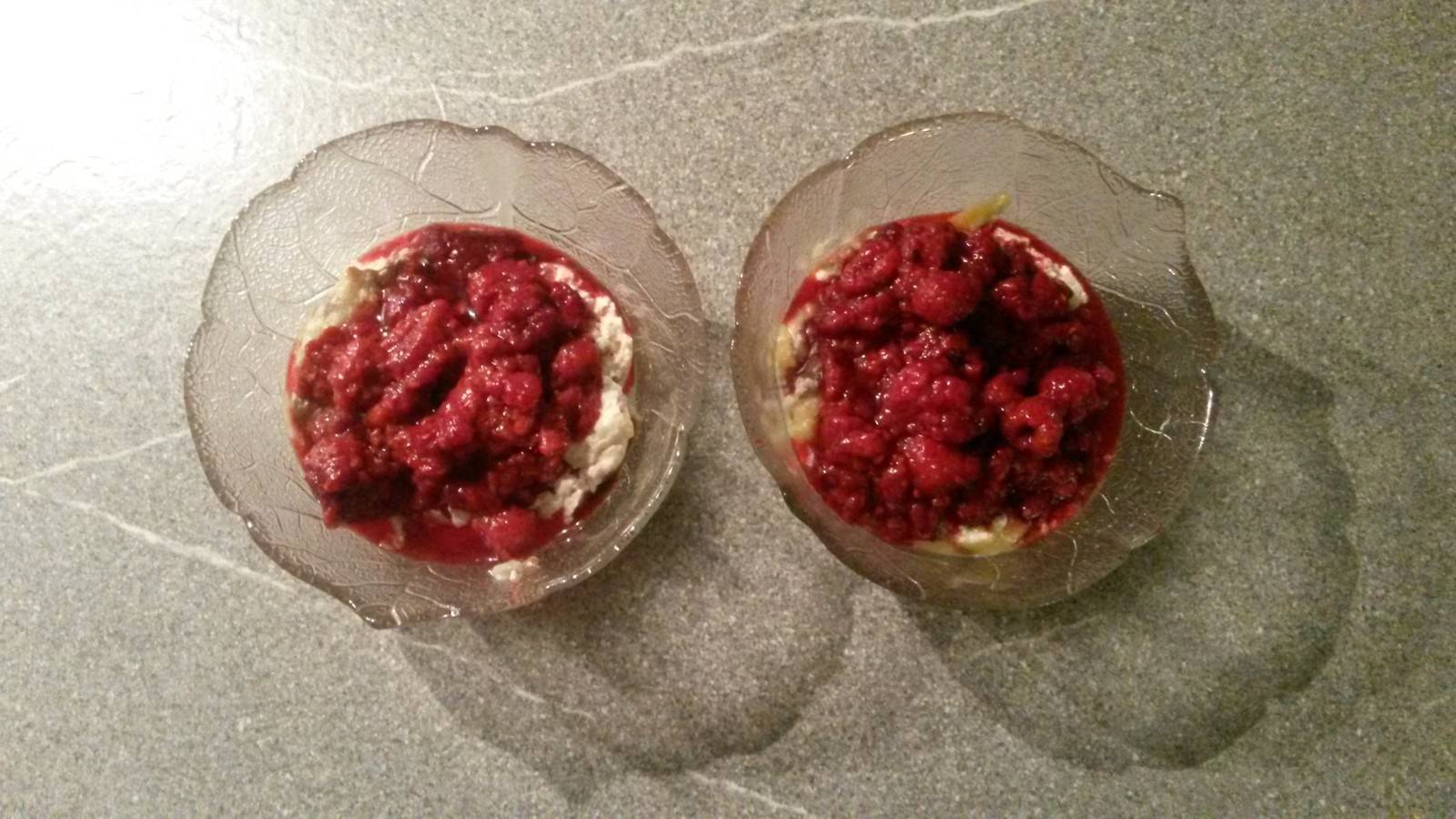 Vanillecreme mit heißen Himbeeren Rezept - ichkoche.at