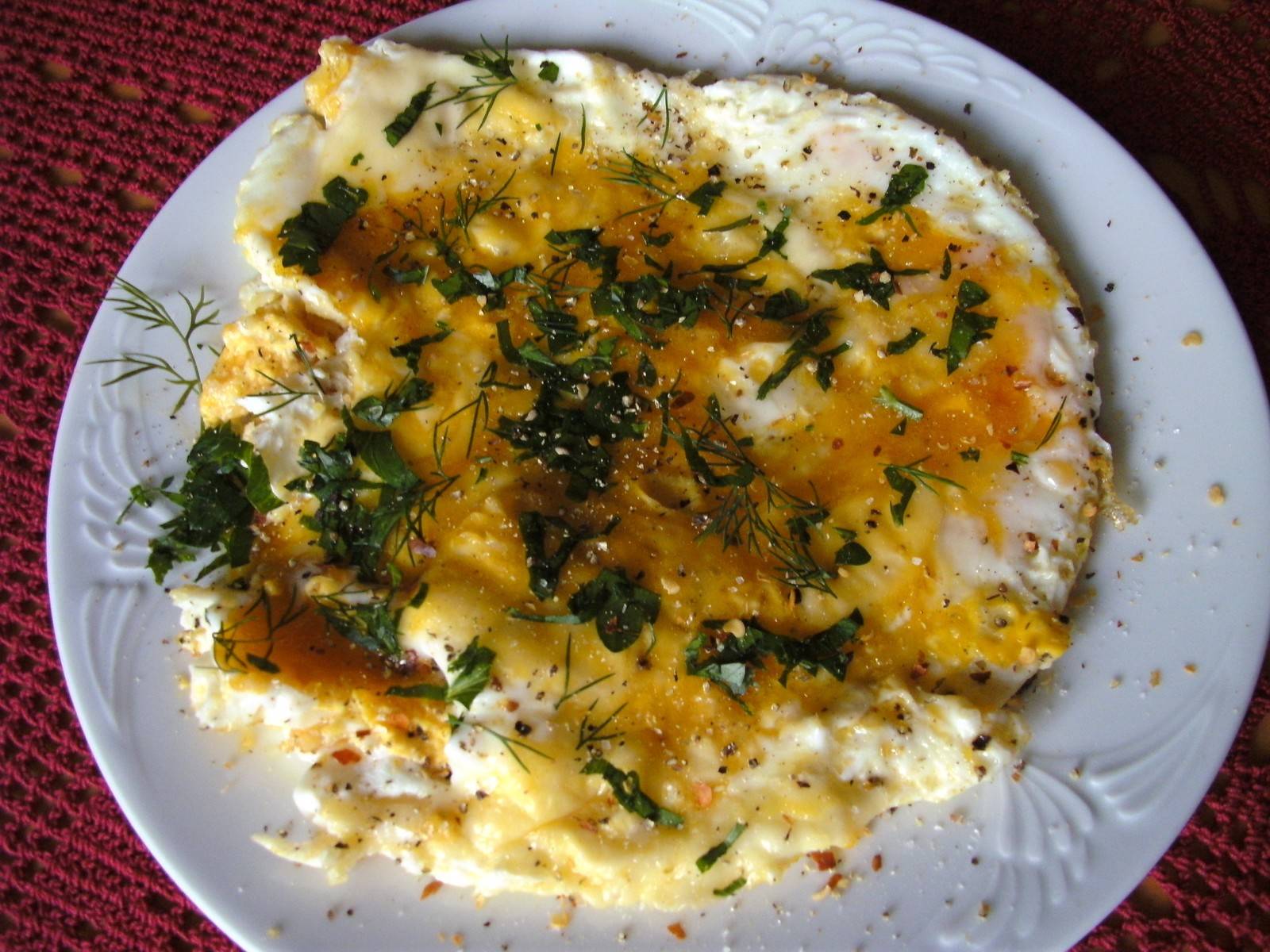 Spiegeleier-Eierspeis mit Käse und Kräutern