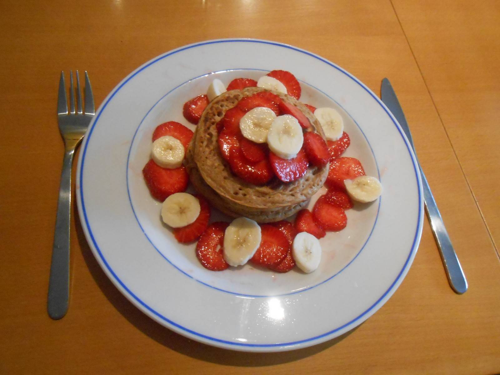 Haferflocken-Vollkorn-Pancakes mit Erdbeeren