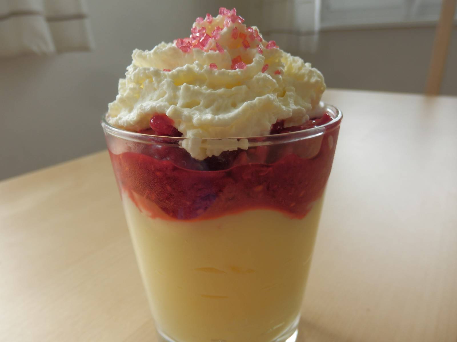 Puddingdessert mit Himbeeren