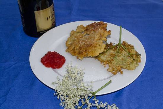 Holunderkrapfen in Proseccoteig und Erdbeermus