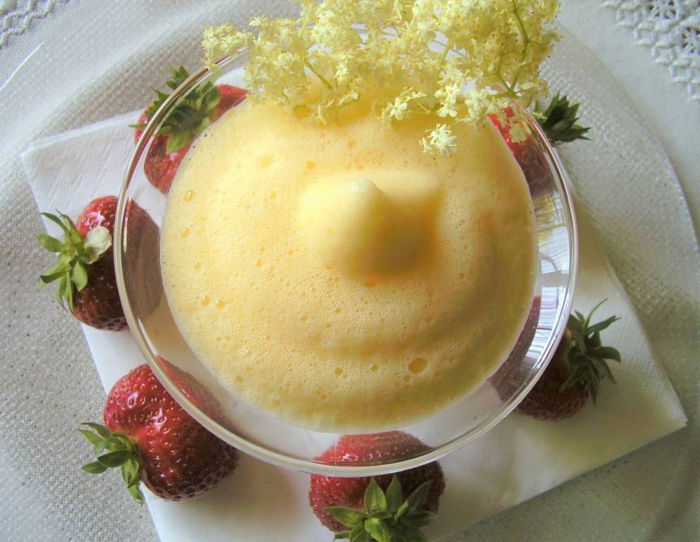 Holunderblütensabayone mit Erdbeeren Holunderblütensabayone mit Erdbeeren