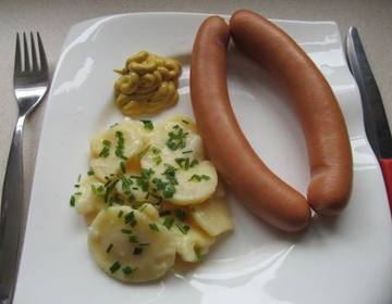 Frankfurter Würstel mit Kartoffelsalat Frankfurter Würstel mit Kartoffelsalat
