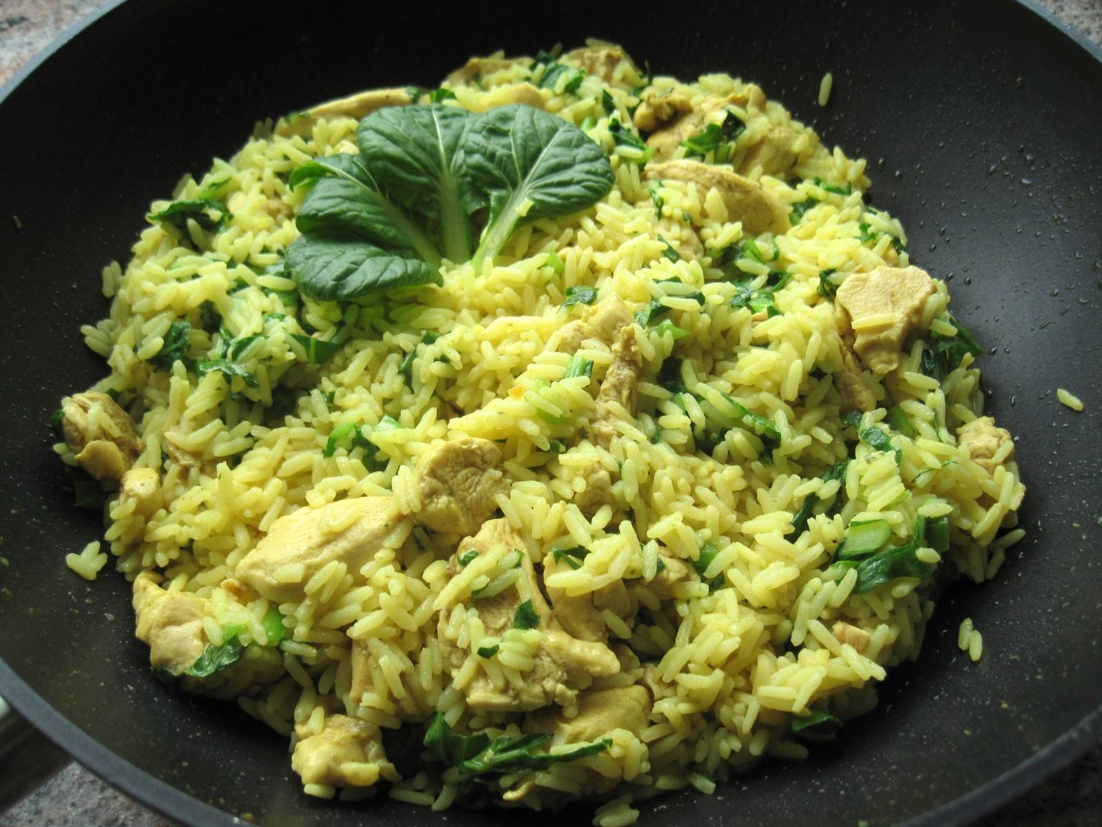 Curryhuhn mit Reis und Pak Choi