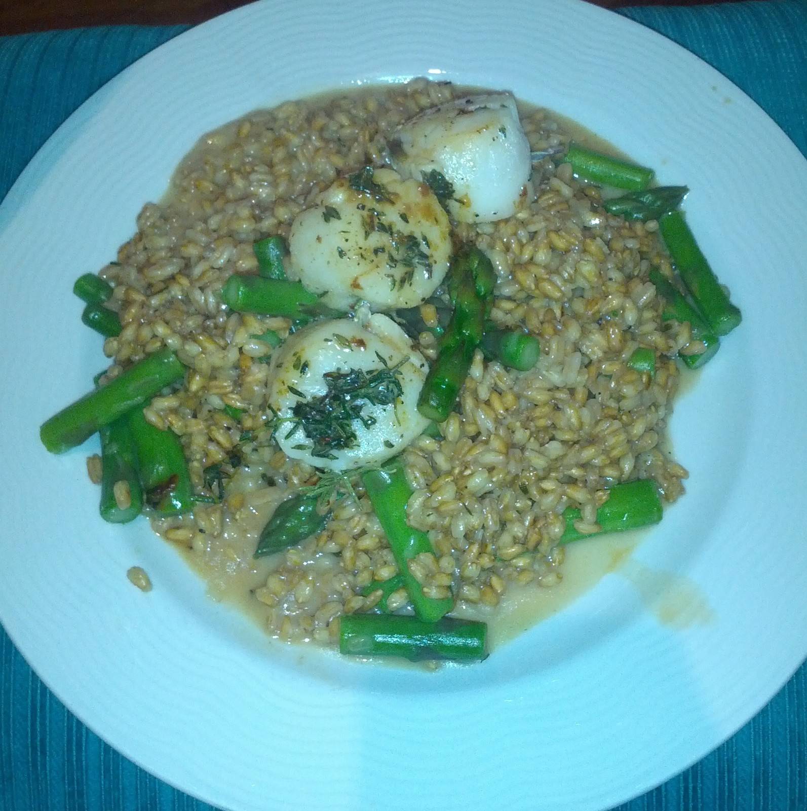 Jakobsmuscheln auf Dinkelrisotto mit Spargel Rezept - ichkoche.de Jakobsmuscheln auf Dinkelrisotto mit Spargel Rezept - ichkoche.de