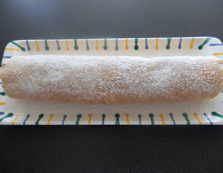 Biskuitroulade mit Marillenmarmelade Biskuitroulade mit Marillenmarmelade