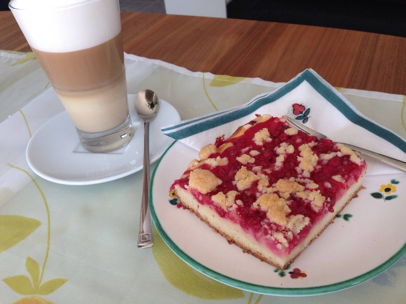 Ribisel-Topfen-Kuchen mit Streusel