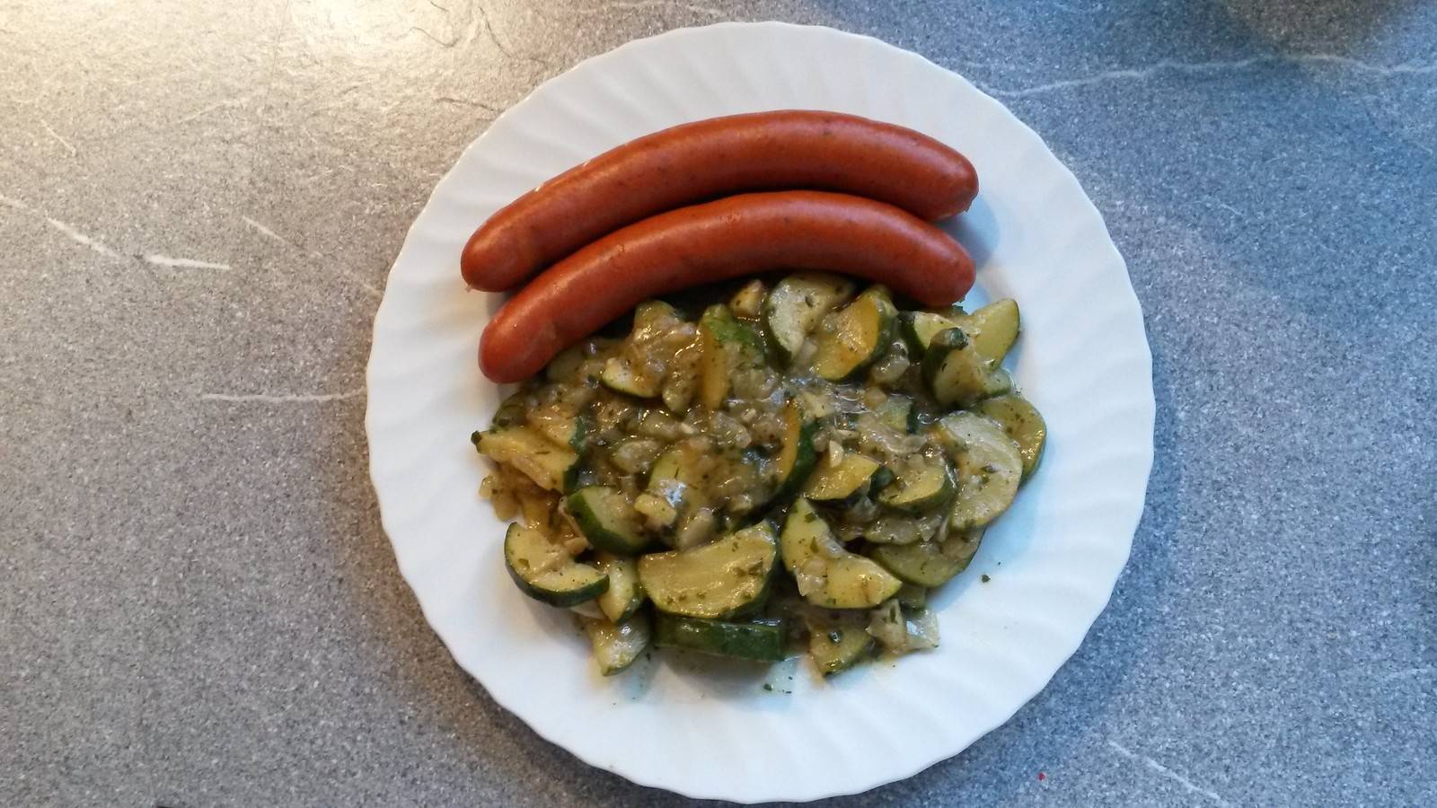 Zucchinigemüse mit Würstel