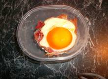 Wachtelei im Specknest auf Rucolabett Wachtelei im Specknest auf Rucolabett