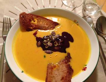 Kürbiscremesuppe mit Brotchips Kürbiscremesuppe mit Brotchips