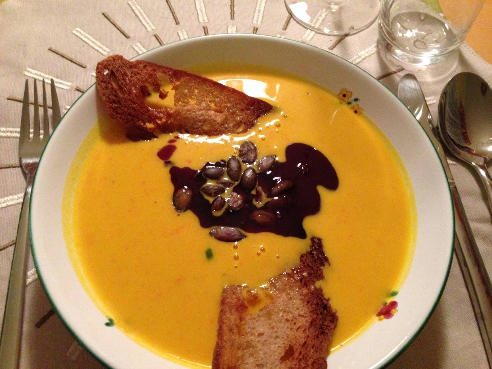 Kürbiscremesuppe mit Brotchips Rezept - ichkoche.de Kürbiscremesuppe mit Brotchips Rezept - ichkoche.de