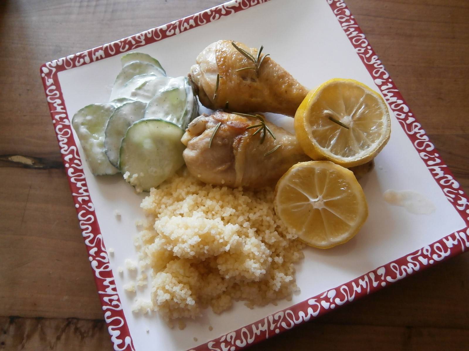 Zitronen-Rosmarin-Huhn mit Couscous und Gurkensalat