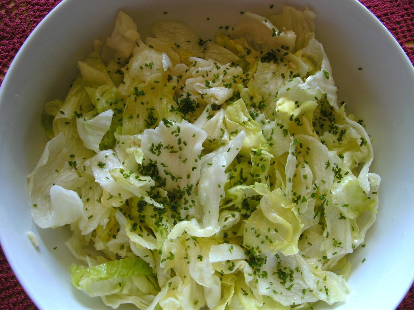 Eisbergsalat mit Knoblauch