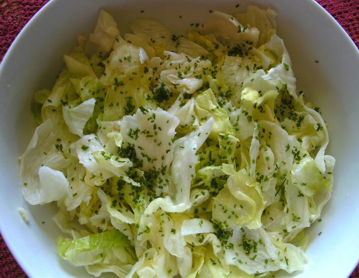 Eisbergsalat mit Knoblauch Eisbergsalat mit Knoblauch