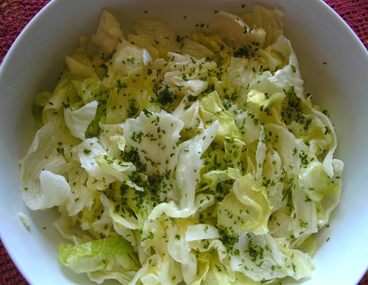 Eisbergsalat mit Knoblauch