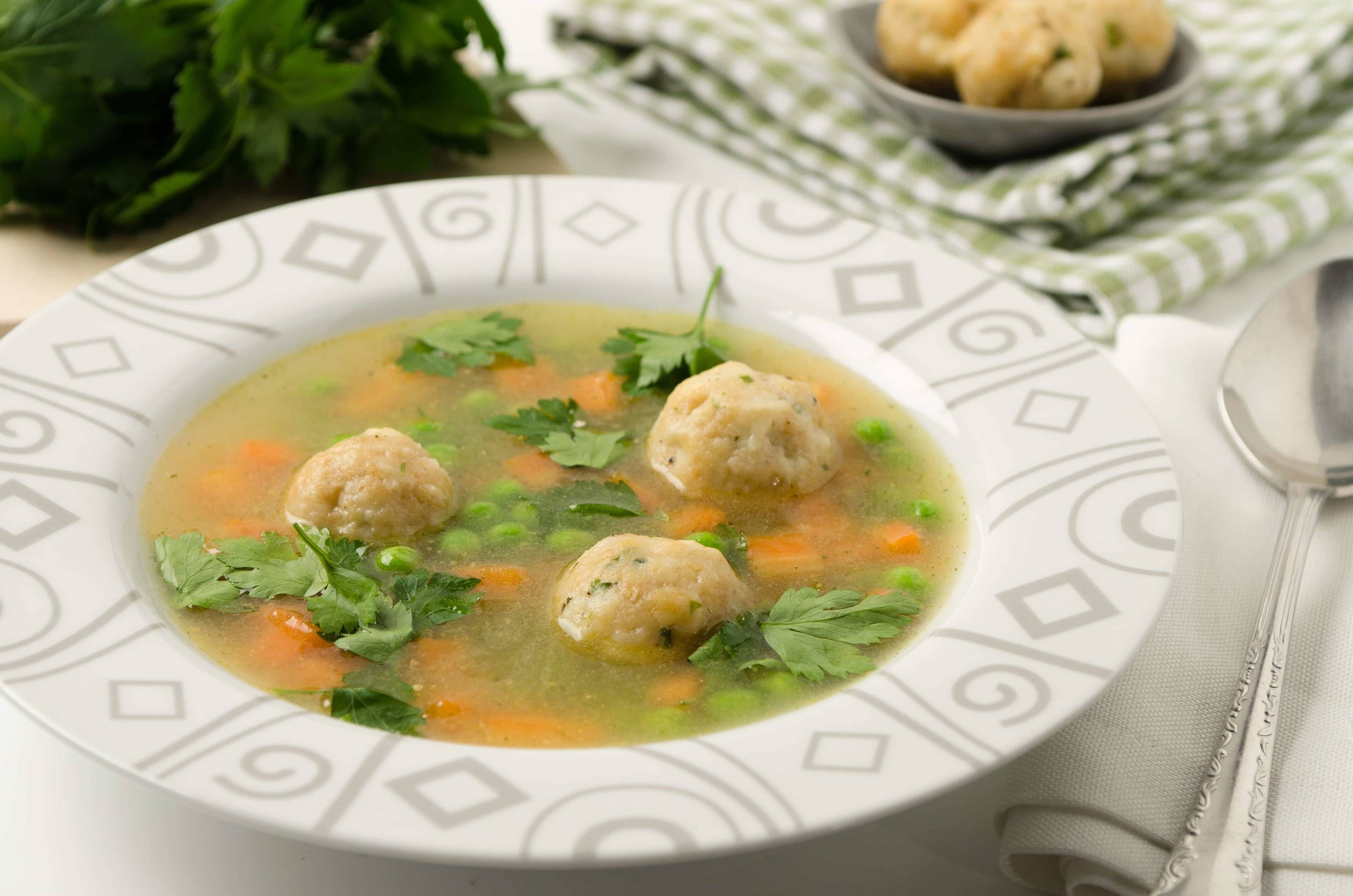 Erbsensuppe mit Semmelknöderl