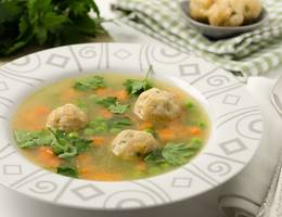Erbsensuppe mit Semmelknöderl Erbsensuppe mit Semmelknöderl