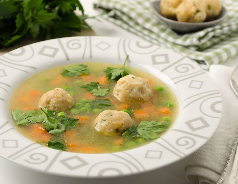 Erbsensuppe mit Semmelknöderl Erbsensuppe mit Semmelknöderl
