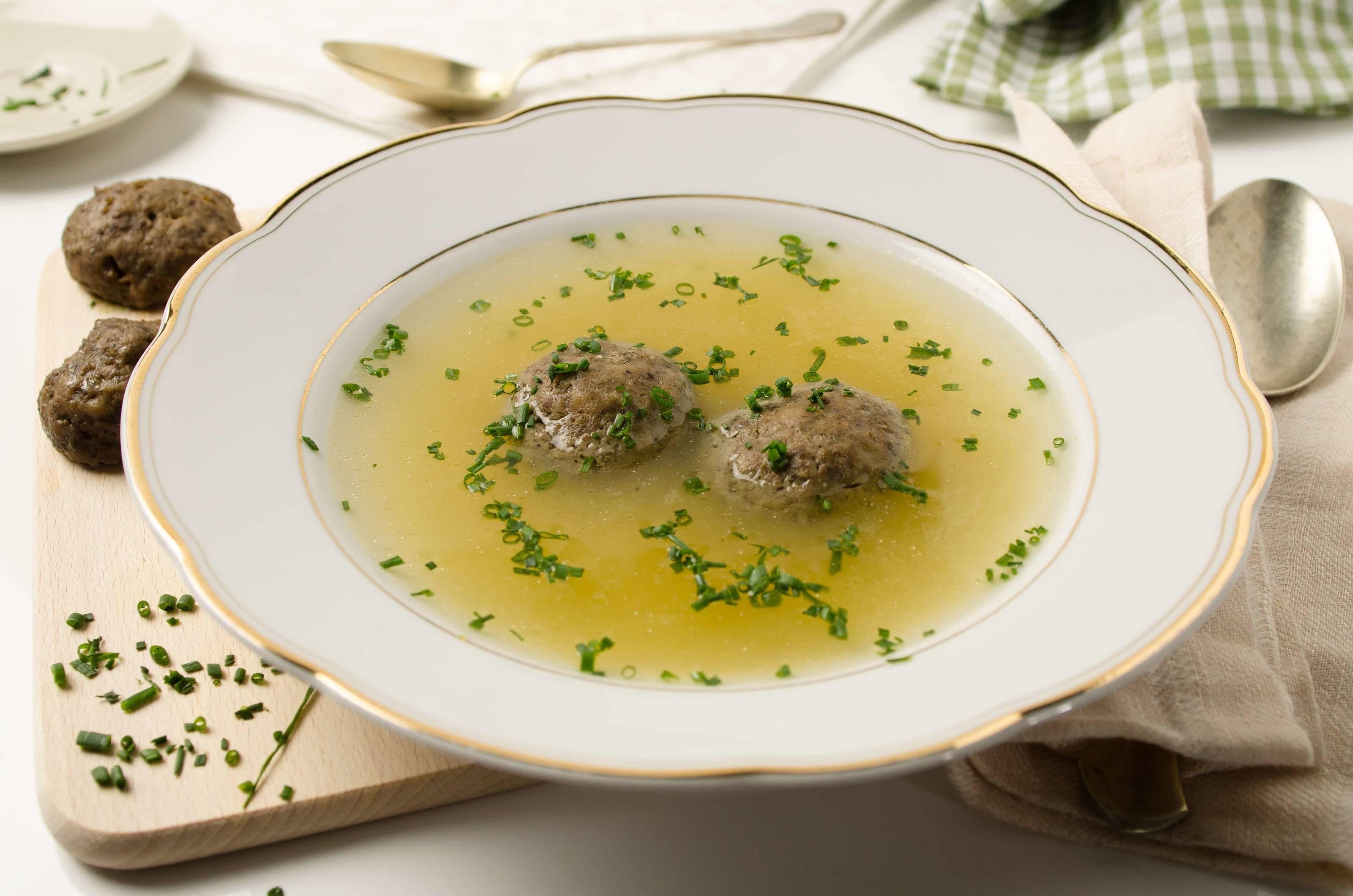 Leberknödelsuppe Rezept - ichkoche.at Leberknödelsuppe Rezept - ichkoche.at