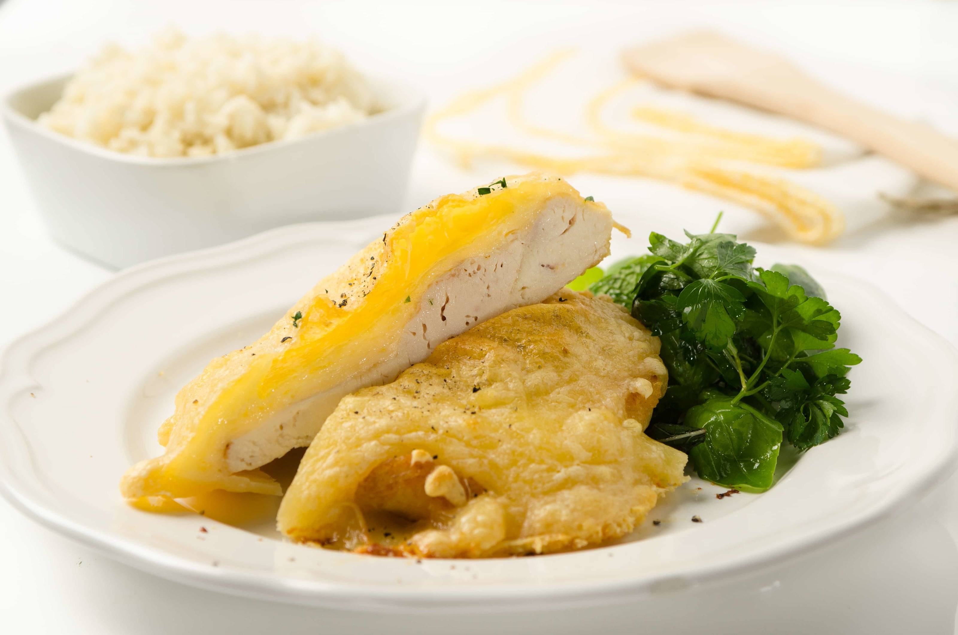 Putenschnitzel mit Zwiebel und Käse überbacken