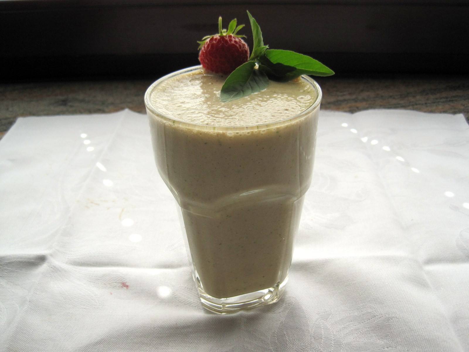 Erdbeer-Kräuter-Smoothie Rezept - ichkoche.ch Erdbeer-Kräuter-Smoothie Rezept - ichkoche.ch