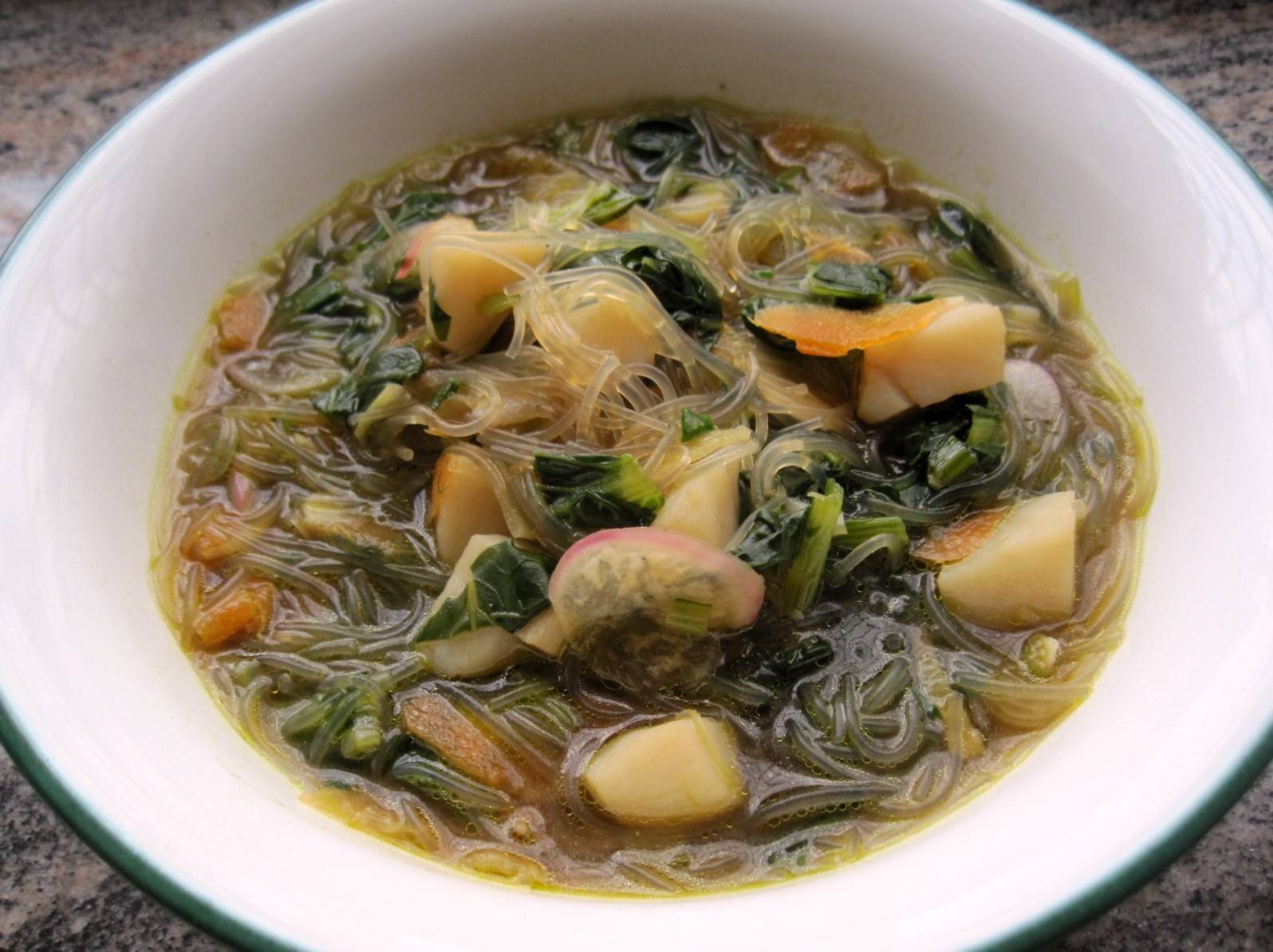 Gemüsesuppe mit Glasnudeln und Jakobsmuscheln